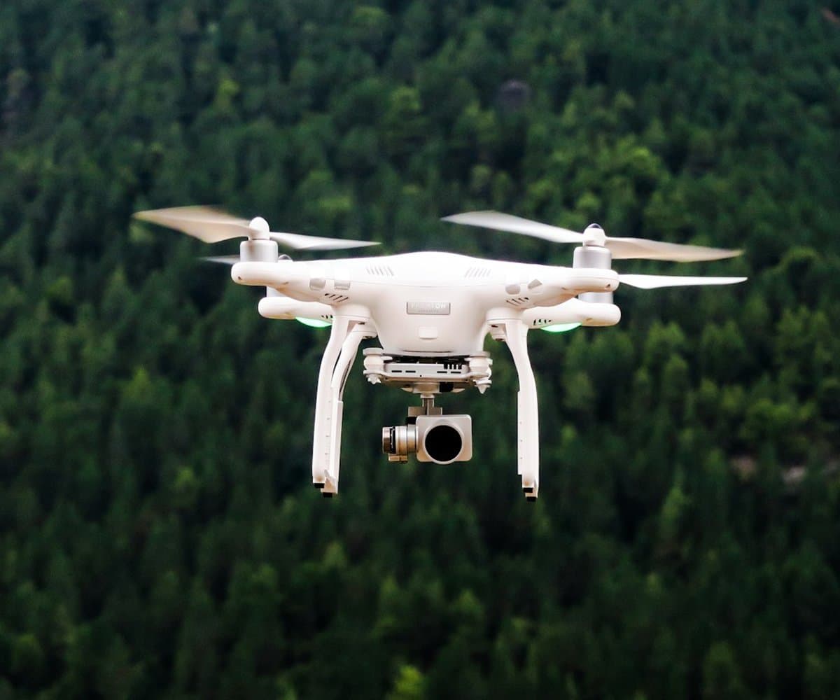 Drone d'inspection en vol au-dessus d'une forêt